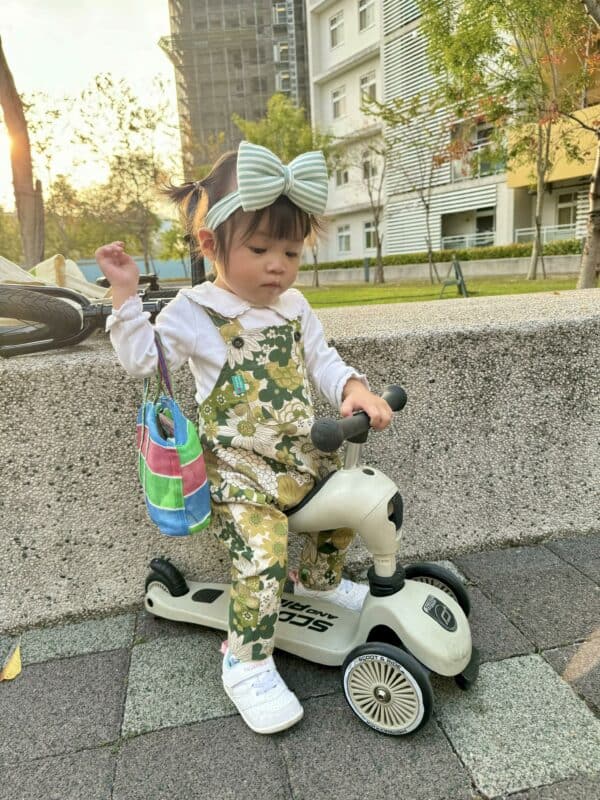 包屁鬆緊吊帶褲防脫落設計